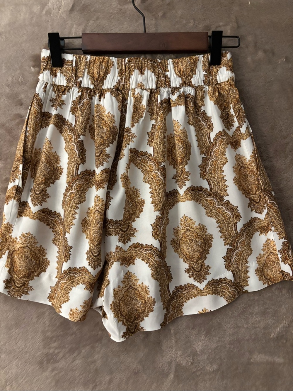 H&M Shorts Women’s Size 4 with White/Gold Paisley Print - Picture 9 of 11
